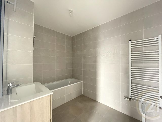 Appartement F3 à louer - 3 pièces - 60.85 m2 - RUBELLES - 77 - ILE-DE-FRANCE - Century 21 Cerim