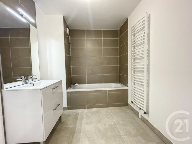 Appartement F3 à louer - 3 pièces - 60.8 m2 - DAMMARIE LES LYS - 77 - ILE-DE-FRANCE - Century 21 Cerim