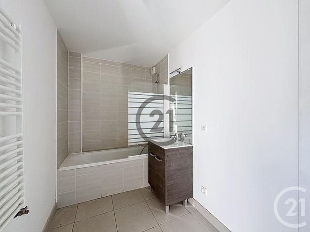 Appartement F3 à louer - 3 pièces - 62.8 m2 - DAMMARIE LES LYS - 77 - ILE-DE-FRANCE - Century 21 Cerim